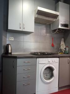 een keuken met een wasmachine en een fornuis bij Near Rynok Square in Lviv