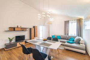 uma sala de estar com um sofá e uma mesa em Apartment Vabriga em Vabriga