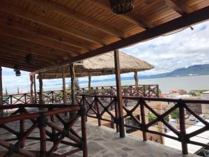 restauracja z widokiem na wodę w obiekcie Hotel Spa el Gran Coral By Rotamundos w mieście Jocotepec