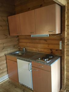 O bucătărie sau chicinetă la Heidi Cabin