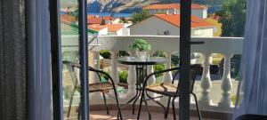 a balcony with a table and chairs on a balcony at Apartments M&M in Baška
