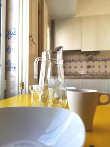 un frasco de aceite de vidrio sobre una mesa en una cocina en Casa do Quico, en Nazaré