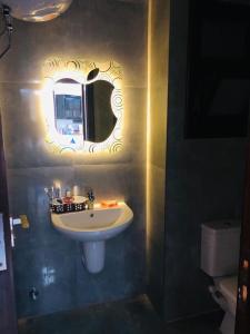baño con lavabo y espejo en la pared en بورتوسعيد Porto Said en Port Said