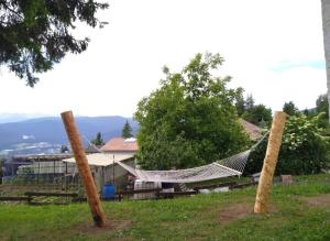 - un hamac en face d'une maison dans l'établissement Pisolo Cottage, à Ronzone