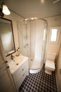 a bathroom with a shower and a sink and a toilet at JURA GLAMP luksusowe całoroczne domki na wyłączność KOPUŁY IGLOO taras ogród in Wola Kalinowska