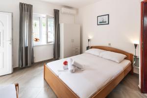 Posteľ alebo postele v izbe v ubytovaní Apartments & Rooms Strčić Petra