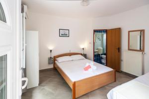 Posteľ alebo postele v izbe v ubytovaní Apartments & Rooms Strčić Petra
