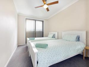 - une chambre avec 2 lits et un ventilateur de plafond dans l'établissement Surf Beach Dreams, à Kiama