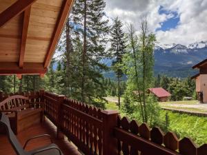a porch with a view of the mountains at Tschurtschenthaler Lodge in Golden