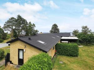 una casa con techo negro en 6 person holiday home in Mesinge, en Mesinge