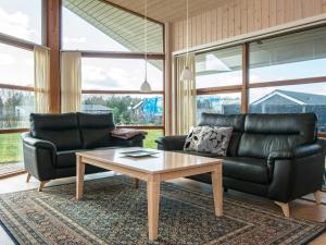 - un salon avec un canapé en cuir et une table basse dans l'établissement 6 person holiday home in Ansager, à Ansager