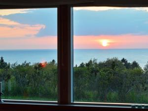 ein Fenster mit Blick auf den Sonnenuntergang in der Unterkunft 6 person holiday home in F revejle in Fårevejle