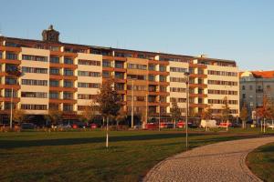 ein großes Apartmenthaus mit einem Park davor in der Unterkunft Rodinný apartmán v centru Prahy in Prag