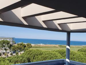 - Balcón con vistas al océano en Temporary Home Silvi 3 en Silvi Marina