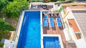 an overhead view of a swimming pool with blue water at Golden Apartments in Ulcinj