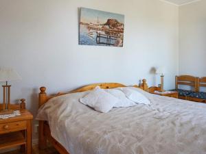 1 dormitorio con 1 cama con 2 almohadas en Holiday home Bovallstrand V, en Bovallstrand