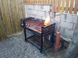 einen Herd mit Kamin neben einer Ziegelmauer in der Unterkunft El Pueblo Aparts - Rada Tilly in Rada Tilly
