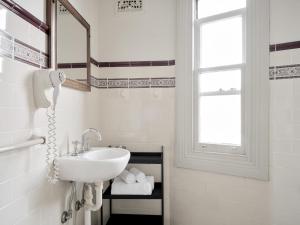 Koupelna v ubytování Dunkirk Hotel Pyrmont + 19 fotografií