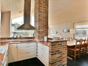 Kjøkken eller kjøkkenkrok på Holiday home Fanø CLXXXVI
