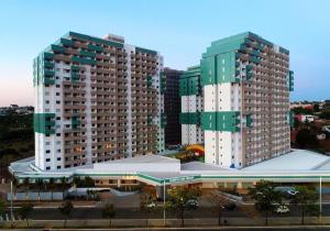 Deux grands bâtiments dans une ville avec un parking dans l'établissement Hospedagem para até 8 pessoas no Enjoy Olimpia Park Resort, à Olímpia