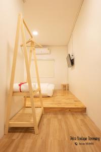 曼谷的住宿－Petra Boutique Donmuang，带双层床和梯子的客房