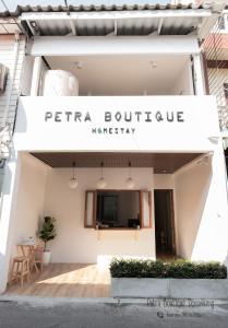 un bâtiment avec un panneau indiquant pera boutique kazakhstan dans l'établissement Petra Boutique Donmuang, à Bangkok