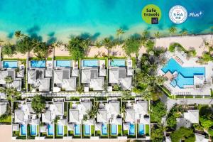 eine Luftansicht eines Resorts mit Meerblick in der Unterkunft Fair House Villas & Spa, Koh Samui in Mae Nam