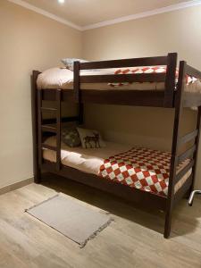 kilka łóżek piętrowych w pokoju w obiekcie Valle Nevado Vip Apartment Ski Out-In w mieście Valle Nevado