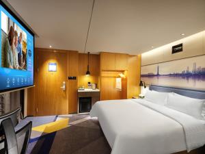 Кровать или кровати в номере Hampton by Hilton Guangzhou Tianhe Sports Center-Free Shuttle Bus to Exhibition During Canton Fair Period