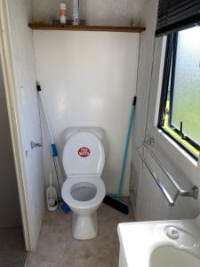 Baño pequeño con aseo y lavamanos en Te Puru B8 - 2 bedroom chalet en Te Puru