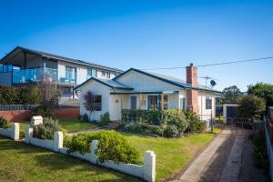 a house in the suburbs of sydney at Bungo Beach house - Pet Friendly home in Eden