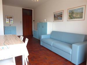 Posedenie v ubytovaní Nice flat by the beach with swimming pool-Beahost