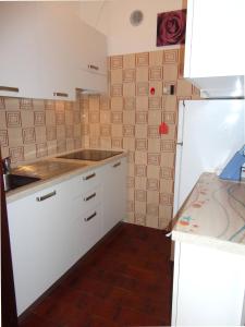 Kuchyňa alebo kuchynka v ubytovaní Nice flat by the beach with swimming pool-Beahost