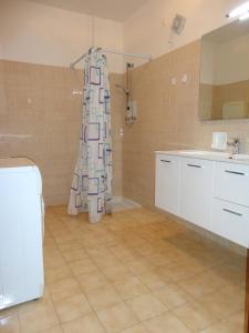 Kúpeľňa v ubytovaní Nice flat by the beach with swimming pool-Beahost