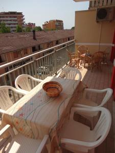 Balkón alebo terasa v ubytovaní Nice flat by the beach with swimming pool-Beahost