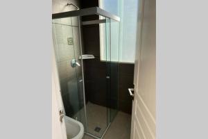 La salle de bains est pourvue d'une douche en verre et de toilettes. dans l'établissement Tower Center Apartment, à La Paz