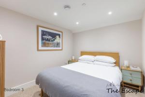 une chambre avec un lit et un tableau au mur dans l'établissement The Escape; the ideal getaway on Brighton seafront, à Brighton et Hove