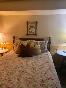 1 dormitorio con 1 cama grande con almohadas en Gunn House Hotel, en Sonora