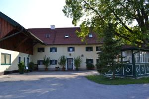 um grande edifício branco com um telhado vermelho em Ferienwohnung Schmiedhansl Moos em Salzburgo