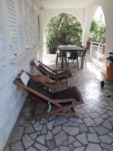 Patio alebo iná vonkajšia časť ubytovania Armstrong Apartments