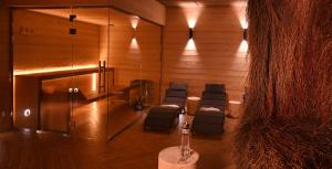 Posedenie v ubytovaní Apartamenty u Harrego BOUTIQUE SPA z klimatyzacja, balkon, sauna, tężnia parking