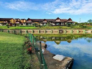a house next to a body of water at Gravatá sonho de estadia - 928 in Gravatá