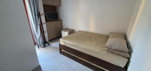 a small bedroom with a bed and a television at Gravatá sonho de estadia - 928 in Gravatá +18 photos