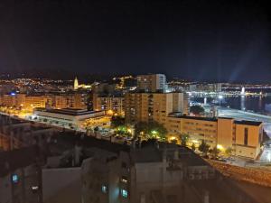 - Vistas a la ciudad por la noche con luces en Mirador de Málaga, en Málaga