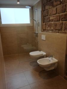 een badkamer met een toilet en een glazen douche bij Residence Adler in Tesimo