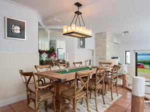 uma sala de jantar com mesa e cadeiras em A Fisherman's Rest em Nelson Bay