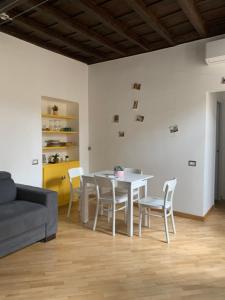 een woonkamer met een witte tafel en stoelen bij Luxury Roman Holiday Coronari in Rome