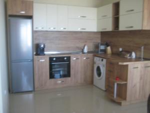  La cuisine est équipée d'un réfrigérateur et d'un lave-vaisselle. dans l'établissement Villa Sunrise, à Balchik