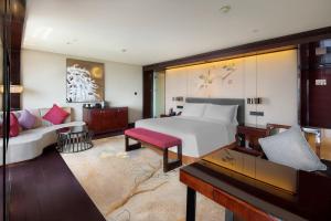 Llit o llits en una habitació de Crowne Plaza Chengdu Panda Garden, an IHG Hotel