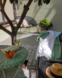 un tavolo con un bicchiere di vino e un libro di Amore Cove Apartment - Riomaggiore - 5 terre a Riomaggiore